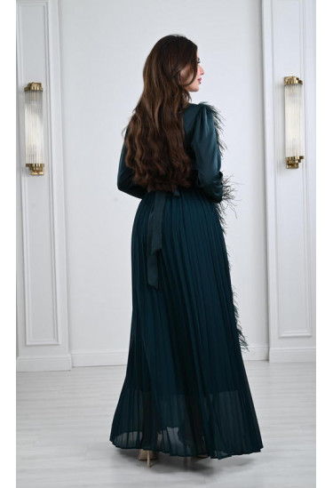 فستان سهرة طويل بتصميم ناعم