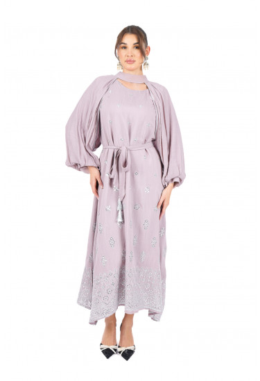 فستان سواريه مطرز بأناقة ناعمة فستان سواريه مطرز بأناقة ناعمة