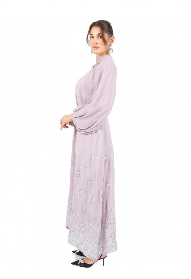 فستان سواريه مطرز بأناقة ناعمة فستان سواريه مطرز بأناقة ناعمة