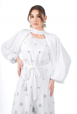 فستان سواريه مطرز بأناقة ناعمة