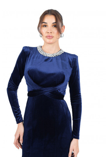 فستان سهرة مخمل طويل  بياقة مطرزة