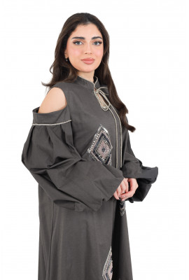 جلابية طويلة مطرّزة بتفاصيل هندسية أنيقة