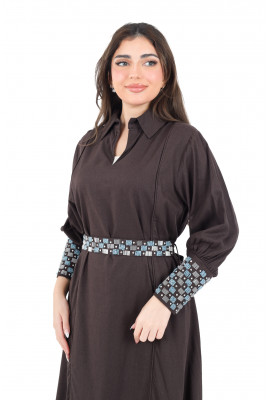 فستان أنيق بتطريز هندسي وحزام مميز