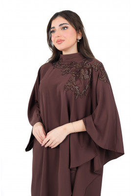 طقم واسع بتطريز أنيق ولمسة فخامة