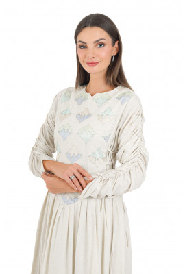 فستان بوهيمي ناعم بتفاصيل مطرزة