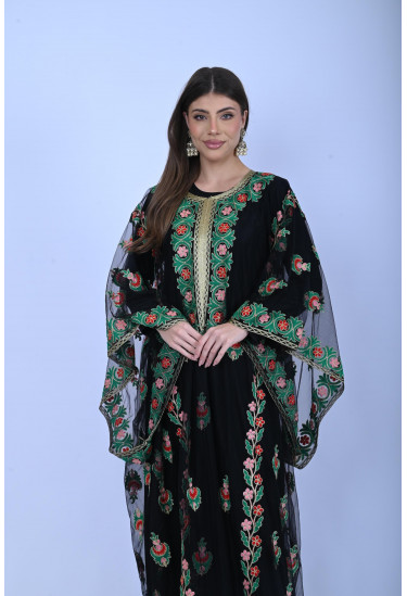 جلابية  مطرّز بزخارف وردية