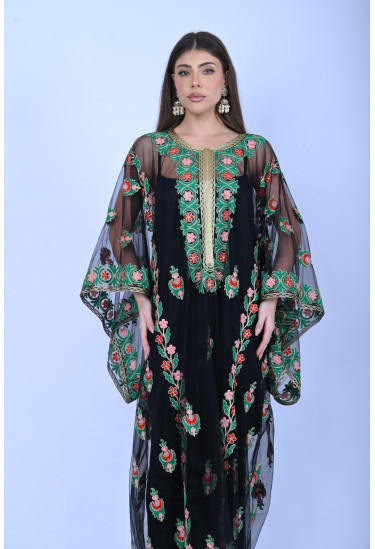 جلابية  مطرّز بزخارف وردية