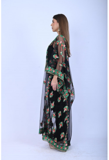 جلابية  مطرّز بزخارف وردية