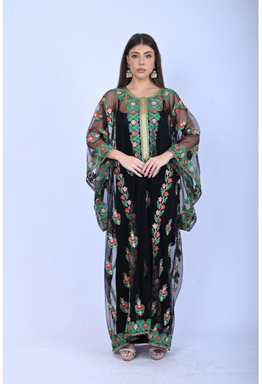 جلابية  مطرّز بزخارف وردية