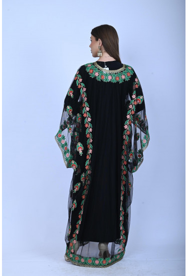 جلابية  مطرّز بزخارف وردية