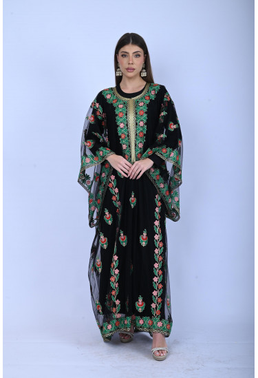 جلابية  مطرّز بزخارف وردية