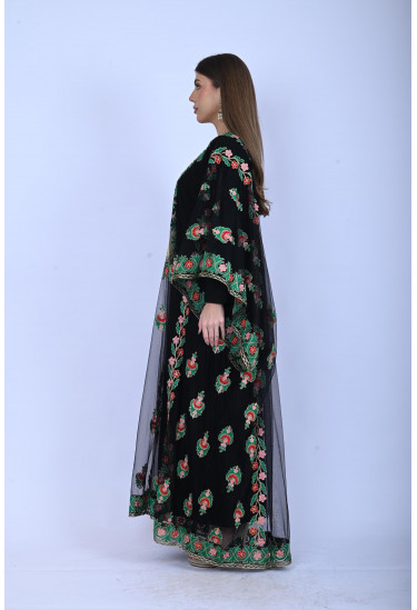 جلابية  مطرّز بزخارف وردية