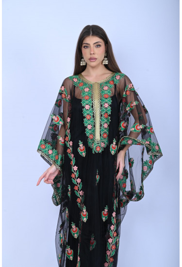 جلابية  مطرّز بزخارف وردية