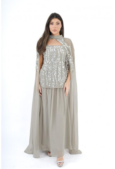 فستان سهرة أنيق بتصميم كاب وتطريز مرايا فخم