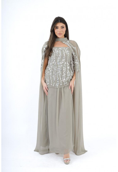 فستان سهرة أنيق بتصميم كاب وتطريز مرايا فخم