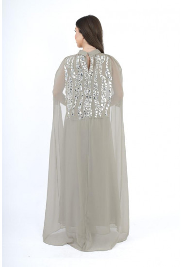 فستان سهرة أنيق بتصميم كاب وتطريز مرايا فخم