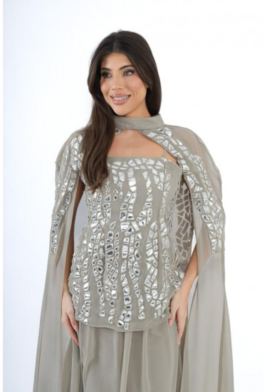 فستان سهرة أنيق بتصميم كاب وتطريز مرايا فخم