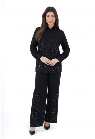 طقم نسائي بتصميم رقيق مطرز