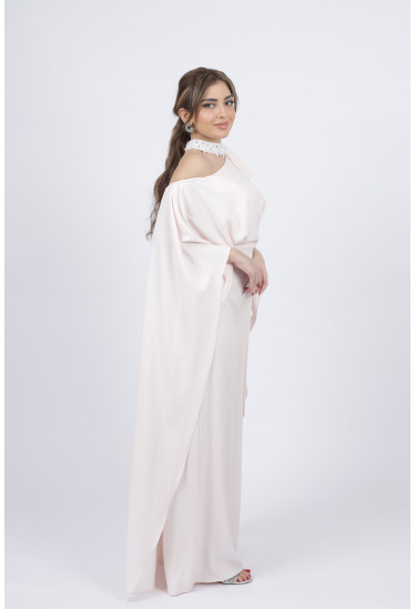طقم سواريه ساتان بكاب انسيابي وياقة كريستال طقم سواريه ساتان بكاب انسيابي وياقة كريستال