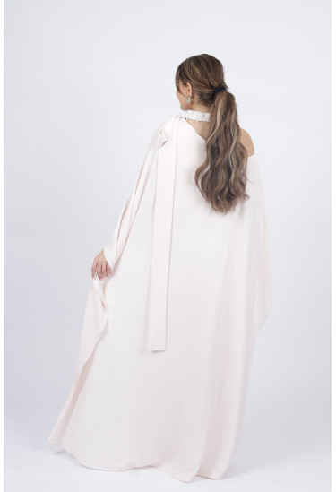 طقم سواريه ساتان بكاب انسيابي وياقة كريستال طقم سواريه ساتان بكاب انسيابي وياقة كريستال