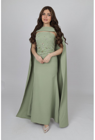 فستان سهرة بتصميم ملكي مرصع بالكريستال فستان سهرة بتصميم ملكي مرصع بالكريستال