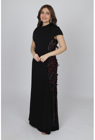 فستان سهرة طويل بأكمام قصيرة وتطريز جانبي درامي فستان سهرة طويل بأكمام قصيرة وتطريز جانبي درامي