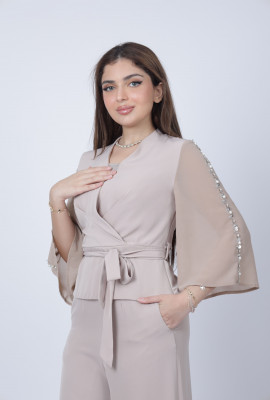 طقم عصري مع تطريزات اللؤلؤ الفاخرة طقم عصري مع تطريزات اللؤلؤ الفاخرة