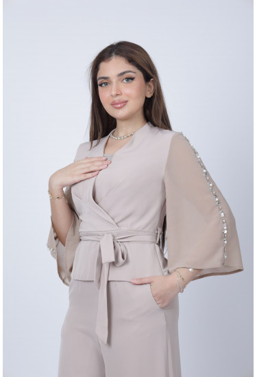 طقم عصري مع تطريزات اللؤلؤ الفاخرة طقم عصري مع تطريزات اللؤلؤ الفاخرة