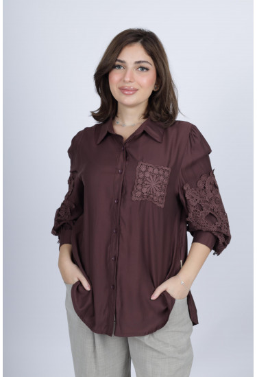 بلوزة نسائية بلمسات من الدانتيل
