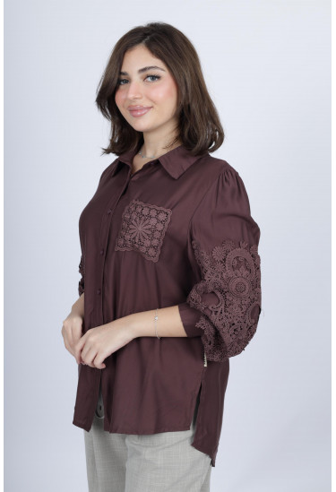 بلوزة نسائية بلمسات من الدانتيل