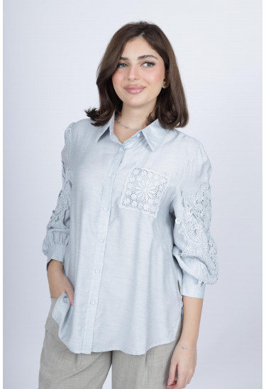 بلوزة نسائية بلمسات من الدانتيل