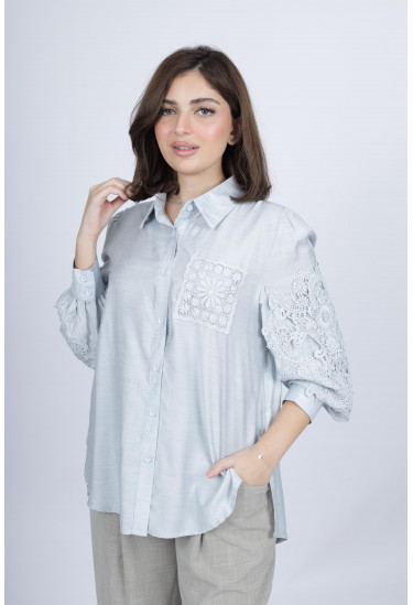 بلوزة نسائية بلمسات من الدانتيل