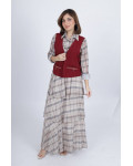 طقم نسائي أنيق مكون من ثلاث قطع يتميز بتصميم عصري ومحتشم. طقم نسائي أنيق مكون من ثلاث قطع يتميز بتصميم عصري ومحتشم.