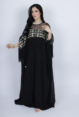 قفطان عصري بتطريزات ذهبية