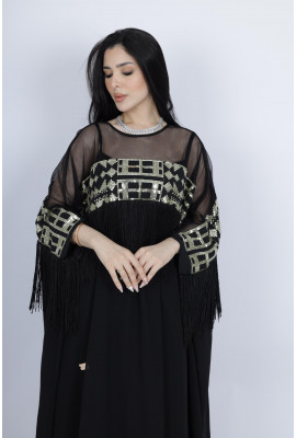 قفطان عصري بتطريزات ذهبية