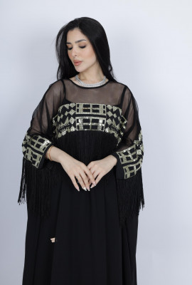 قفطان عصري بتطريزات ذهبية