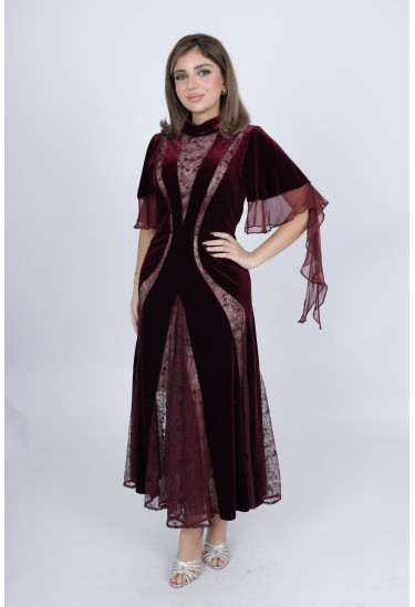فستان سهرة مخمل ودانتيل بتصميم راقي
