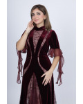 فستان سهرة مخمل ودانتيل بتصميم راقي