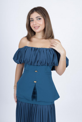 طقم أنيق مزين بأزرار ذهبية وتنورة مكسرة. طقم أنيق مزين بأزرار ذهبية وتنورة مكسرة.