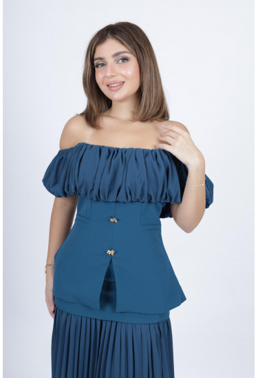 طقم أنيق مزين بأزرار ذهبية وتنورة مكسرة. طقم أنيق مزين بأزرار ذهبية وتنورة مكسرة.