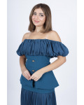 طقم أنيق مزين بأزرار ذهبية وتنورة مكسرة. طقم أنيق مزين بأزرار ذهبية وتنورة مكسرة.
