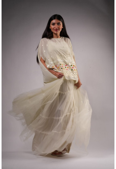 فستان سهرة بتطريز هندسي وتنورة طبقات تول