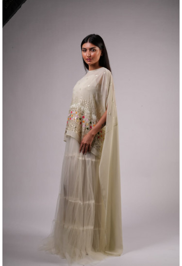 فستان سهرة بتطريز هندسي وتنورة طبقات تول