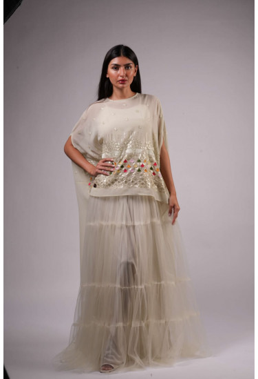 فستان سهرة بتطريز هندسي وتنورة طبقات تول