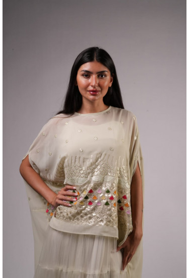 فستان سهرة بتطريز هندسي وتنورة طبقات تول