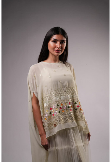 فستان سهرة بتطريز هندسي وتنورة طبقات تول