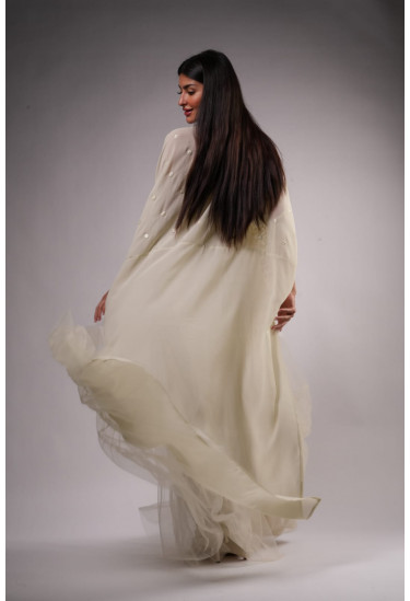 فستان سهرة بتطريز هندسي وتنورة طبقات تول