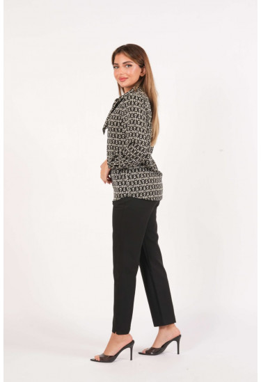 بلوزة كلاسيكيه أنيقة مطبوعة بنقوش هندسية متكررة بلوزة كلاسيكيه أنيقة مطبوعة بنقوش هندسية متكررة