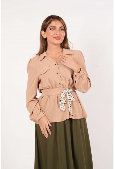 بلوزة أنيقة مع رباط خصر مزخرف بلوزة أنيقة مع رباط خصر مزخرف