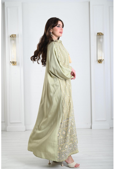 جلابيات نسائية بنقوشات مفرغة